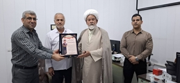 تقدیر هیأت امنای بیمارستان بعثت اشکنان از کارمند نمونه استانی